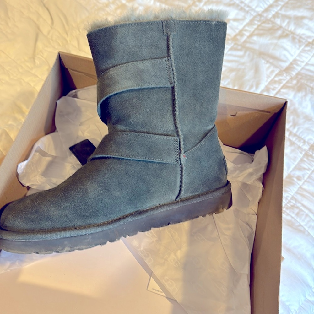 Ugg boots Bailey graphic logo strap size 9